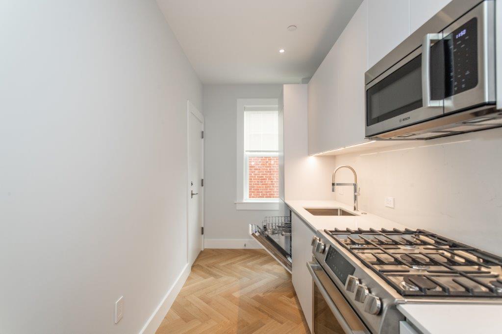 APPLICATION PENDING $3,150 / 1br - 535ft2 - ➽Deluxe Cambridge Top Floor 1 Bedroom Available July! (Agassiz)