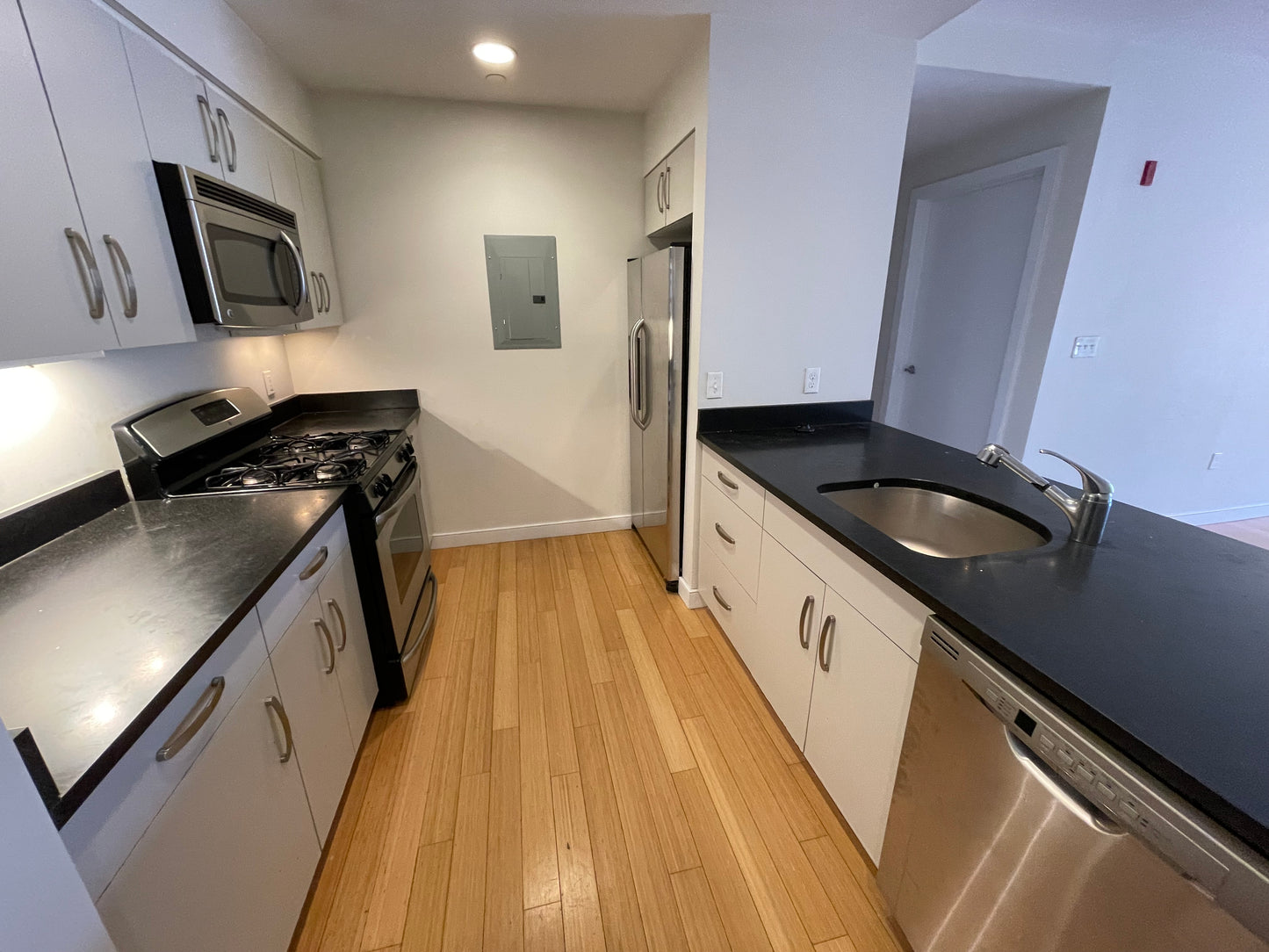 APPLICATION PENDING $4,250 / 2br - 1146ft2 - ➽Alluring South End 2 Bedroom 2 Bathroom Available June! (South End)