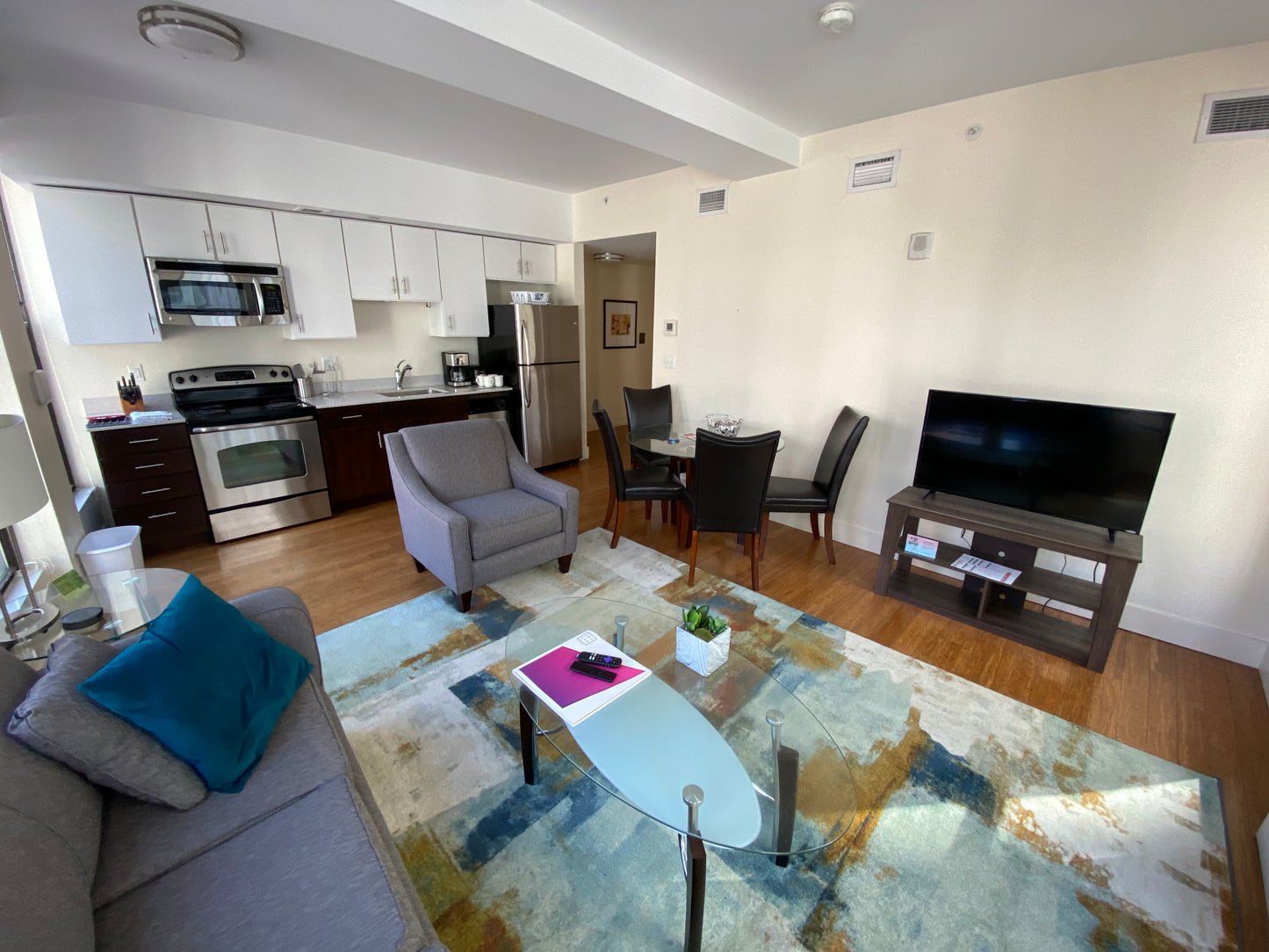RENTED/OFF MARKET $2,845 / 1br - 659ft2 - ➽Chic Midtown 1 Bedroom Available September! Pet-Friendly! (Midtown)