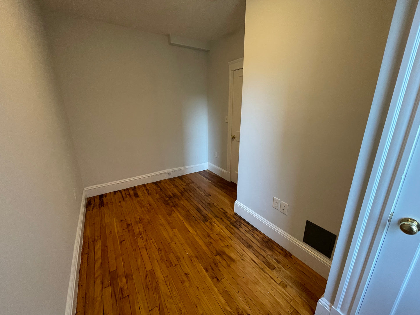 $3,350 / 2br - 419ft2 - ➼Cozy Mission Hill 2 Bedroom w/HT & HW Included Avail 7/1! (Mission Hill)