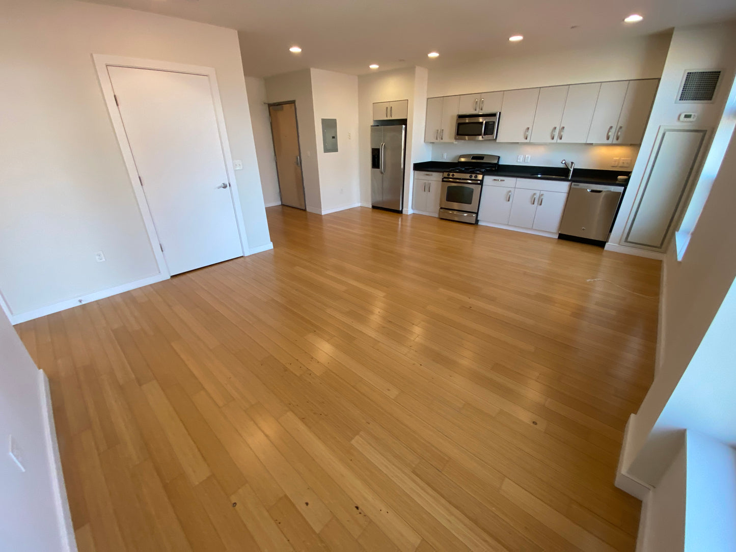 $4,450 / 2br - 909ft2 - ➽Stellar South End 2 Bedroom 1.5 Bathroom Available September! (South End)