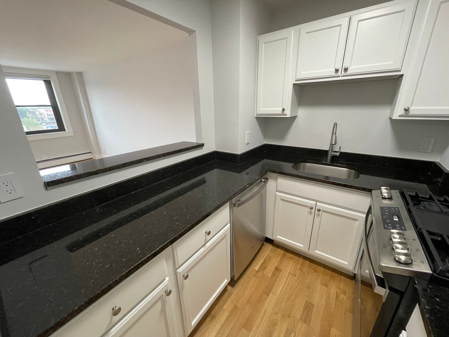 APPLICATION PENDING $3,575 / 2br - 793ft2 - ➽Fantastic South Boston 2 Bedroom Available September! (South Boston)