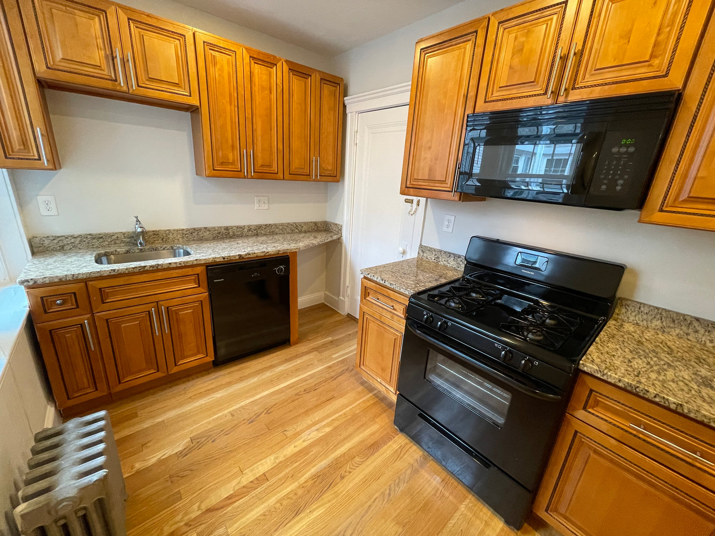 $2,340 / 1br - 585ft2 - ➽Charming Brighton 1 Bedroom Available November! No Fee! HT/HW Includ. (Brighton)
