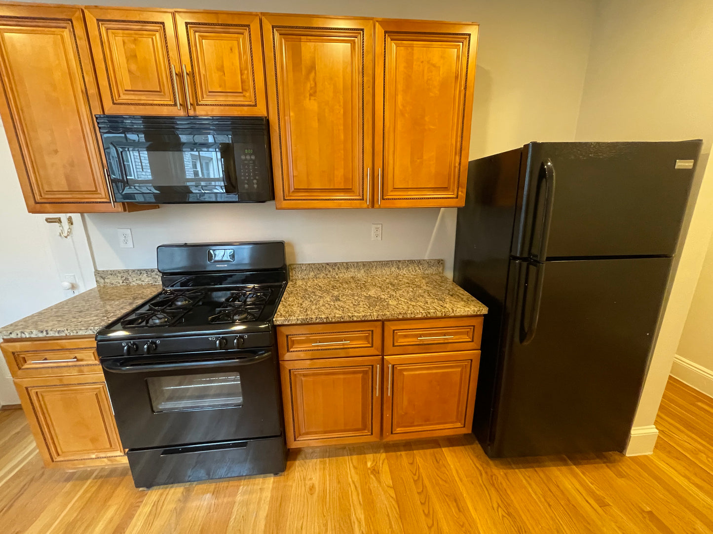$2,340 / 1br - 585ft2 - ➽Charming Brighton 1 Bedroom Available November! No Fee! HT/HW Includ. (Brighton)