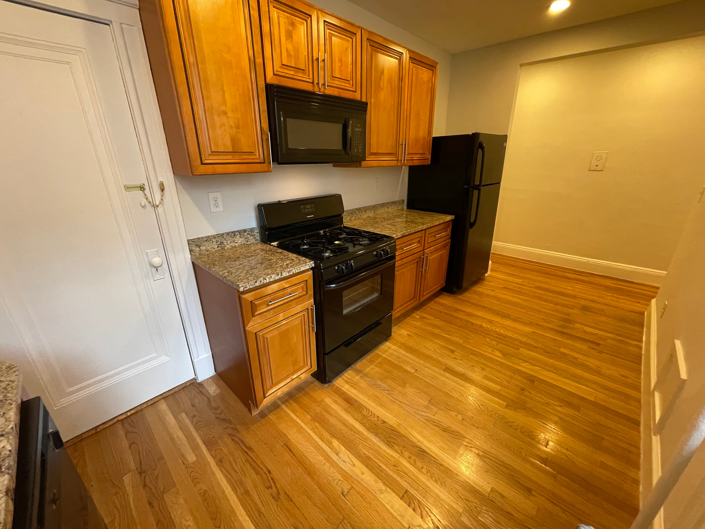 $2,340 / 1br - 585ft2 - ➽Charming Brighton 1 Bedroom Available November! No Fee! HT/HW Includ. (Brighton)