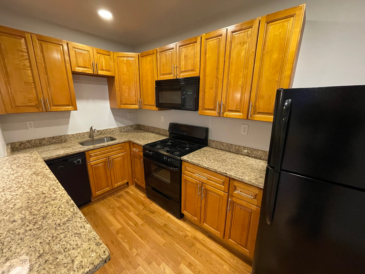 $2,750 / 2br - 765ft2 - ➽Fantastic Somerville 2 Bedroom Available 11/1! No Fee! HT/HW Included (Winter Hill)
