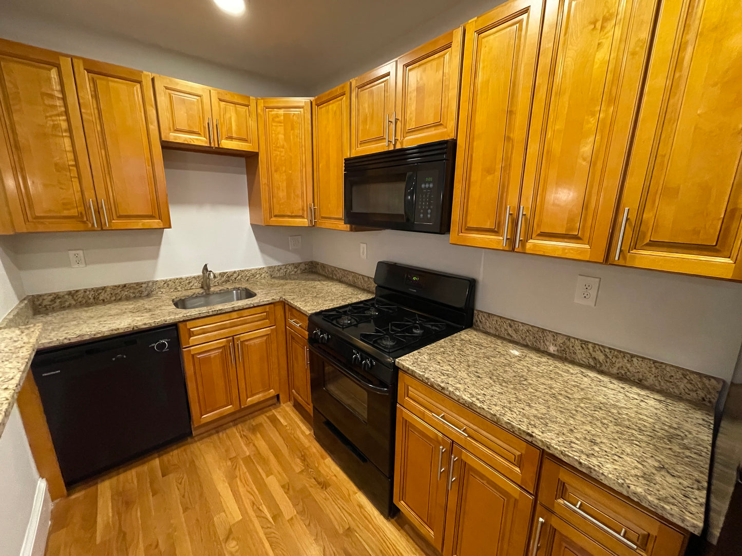 $2,750 / 2br - 765ft2 - ➽Fantastic Somerville 2 Bedroom Available 11/1! No Fee! HT/HW Included (Winter Hill)
