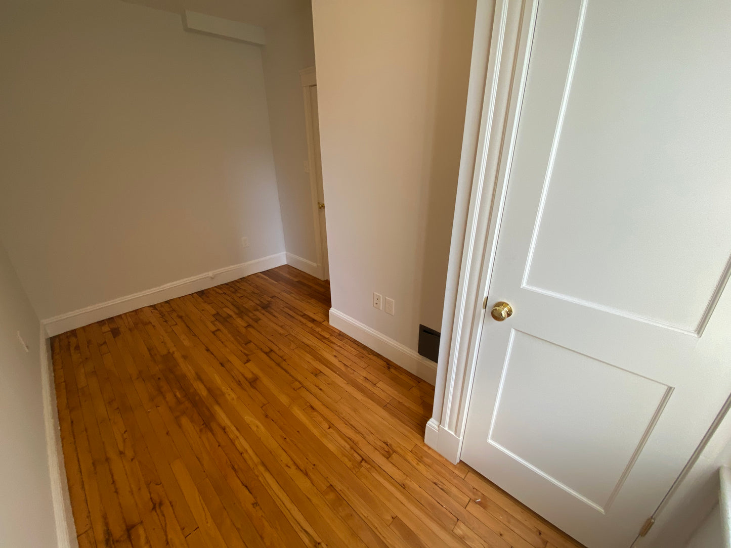 $2,950 / 2br - 421ft2 - ➽Charming Mission Hill 2 Bedroom Available May! HT & HW Included! (Mission Hill)