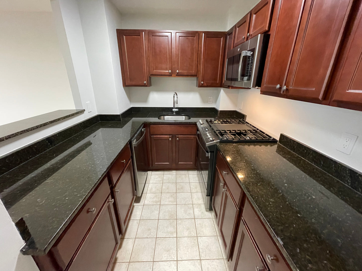 $3,300 / 2br - 793ft2 - ➽Deluxe South Boston 2 Bedroom Available October! No Fee! (South Boston)