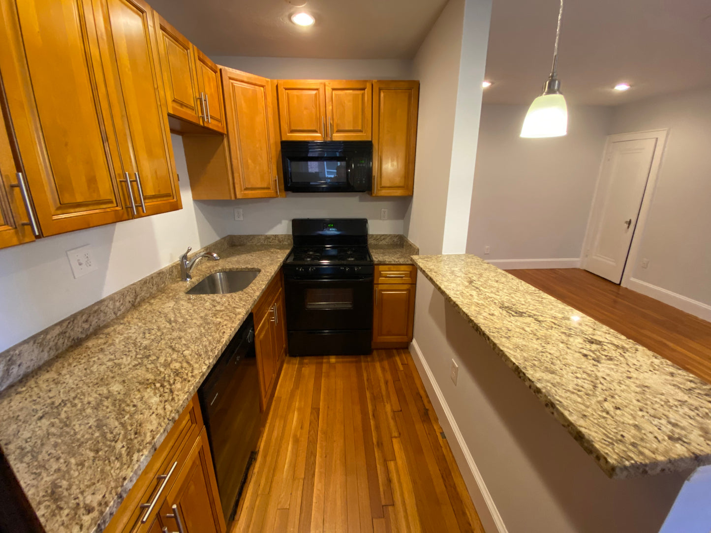 TEMPORARILY OFF MARKET $2,300 / 405ft2 - ➽Cozy Somerville Studio Available August! (Winter Hill)