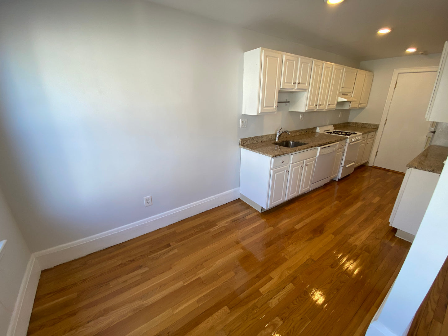 $2,700 / 1br - 660ft2 - ➽Charming Somerville 1 Bedroom Available 12/1! No Fee! HT/HW Included! (Winter Hill)