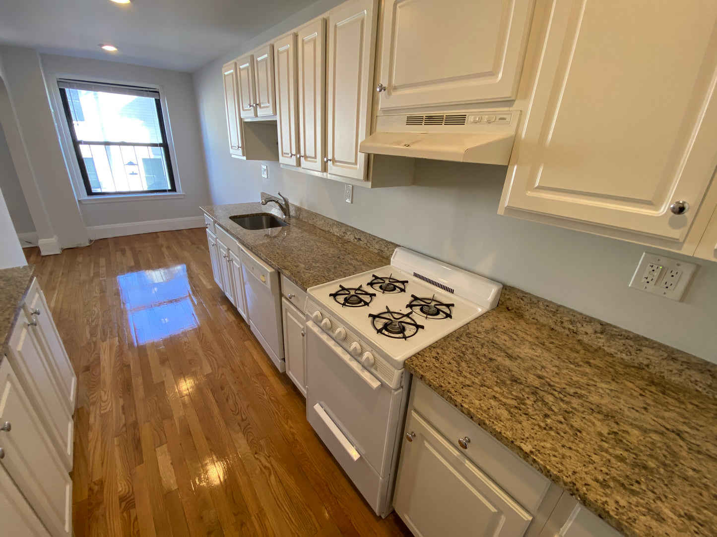 $2,700 / 1br - 660ft2 - ➽Charming Somerville 1 Bedroom Available 12/1! No Fee! HT/HW Included! (Winter Hill)