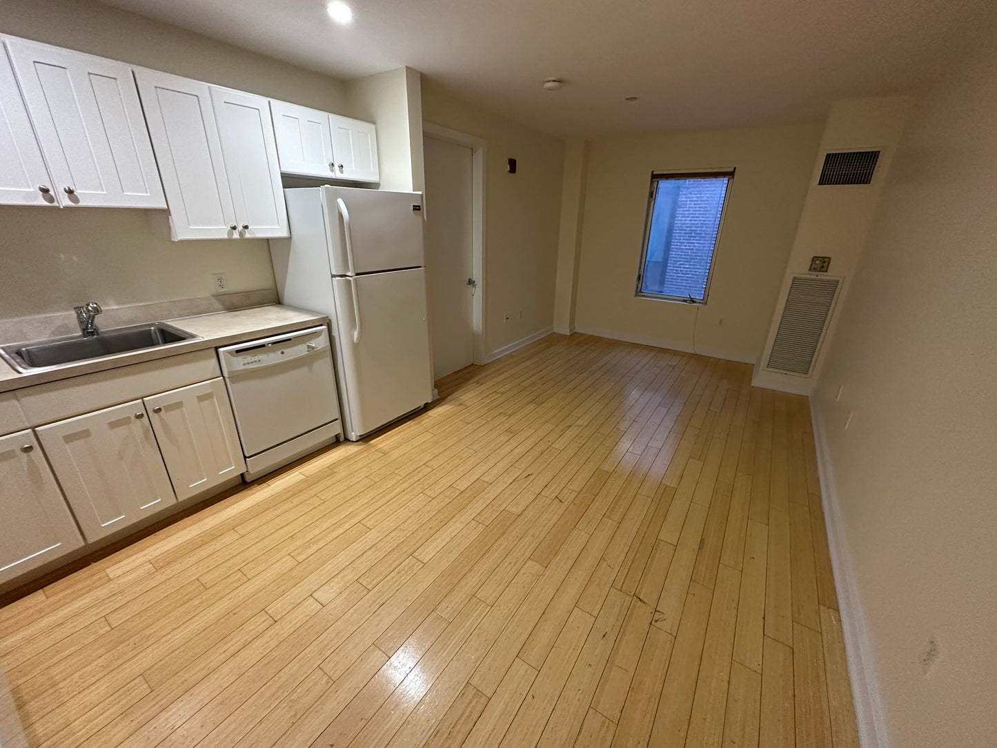 APPLICATION PENDING $2,290 / 1br - 460ft2 - ➽Tranquil Downtown 1 Bedroom Available Now! Pet-Friendly! (Theatre District)