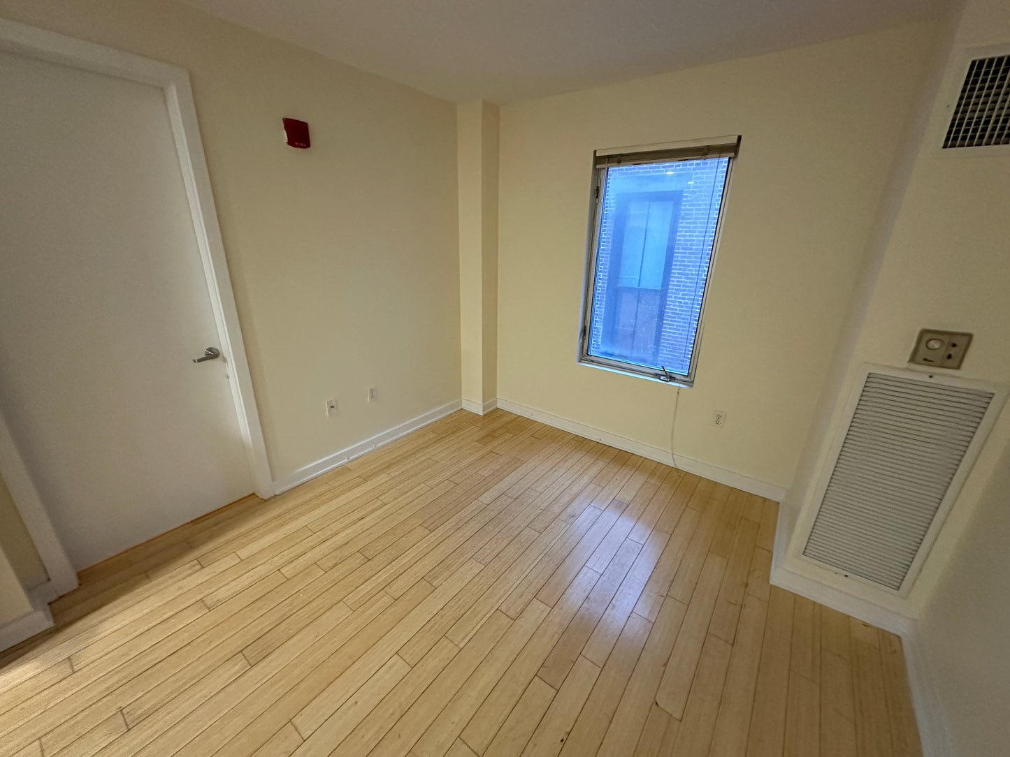 APPLICATION PENDING $2,290 / 1br - 460ft2 - ➽Tranquil Downtown 1 Bedroom Available Now! Pet-Friendly! (Theatre District)