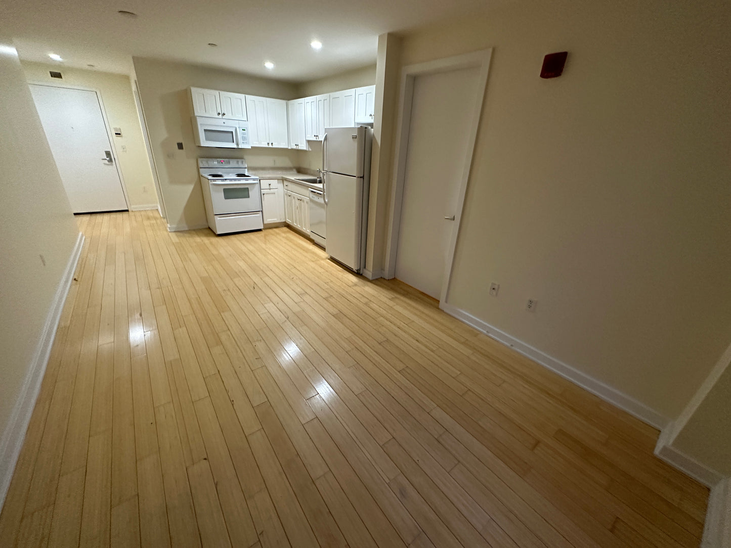 APPLICATION PENDING $2,290 / 1br - 460ft2 - ➽Tranquil Downtown 1 Bedroom Available Now! Pet-Friendly! (Theatre District)