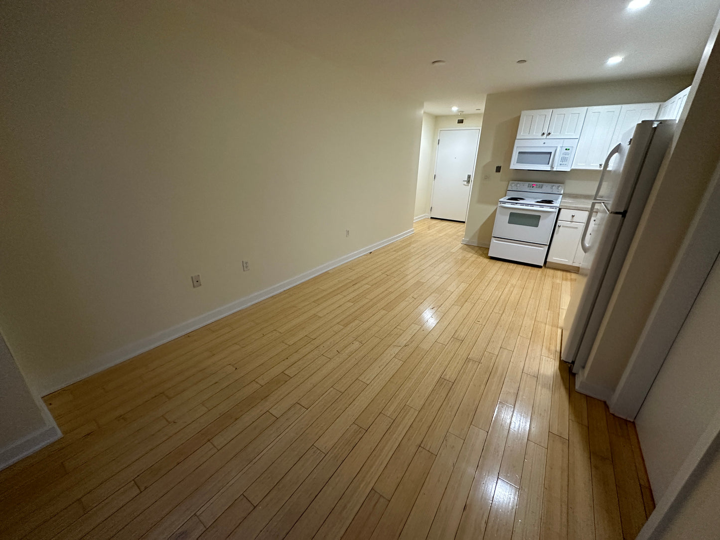 APPLICATION PENDING $2,290 / 1br - 460ft2 - ➽Tranquil Downtown 1 Bedroom Available Now! Pet-Friendly! (Theatre District)