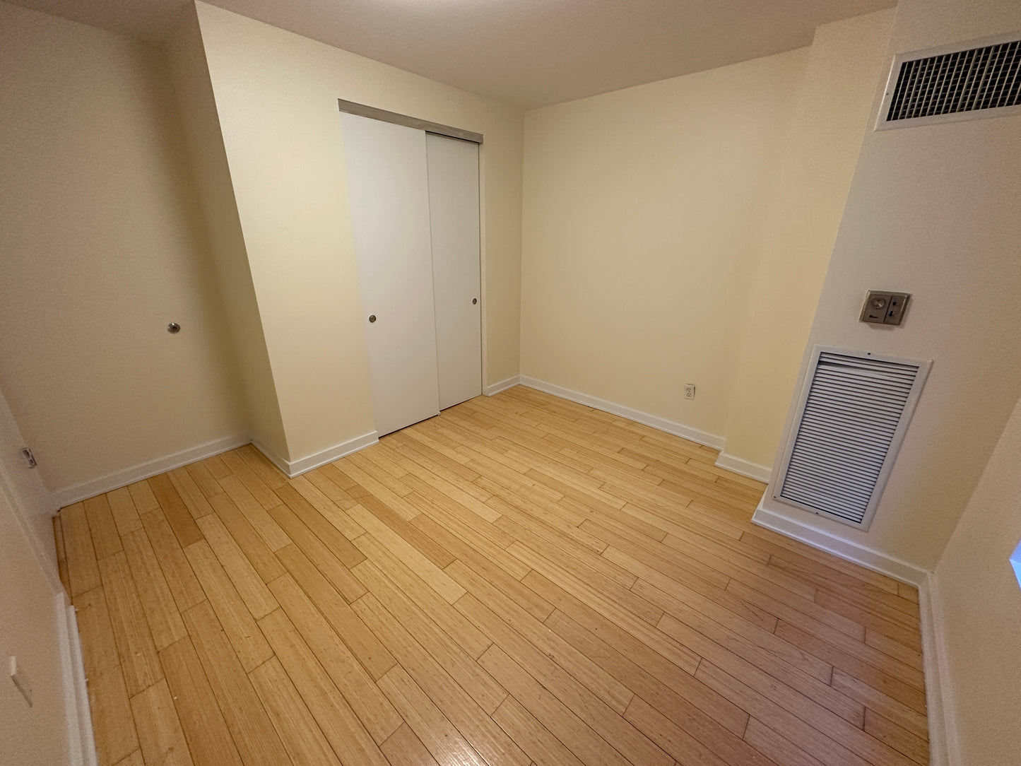 APPLICATION PENDING $2,290 / 1br - 460ft2 - ➽Tranquil Downtown 1 Bedroom Available Now! Pet-Friendly! (Theatre District)