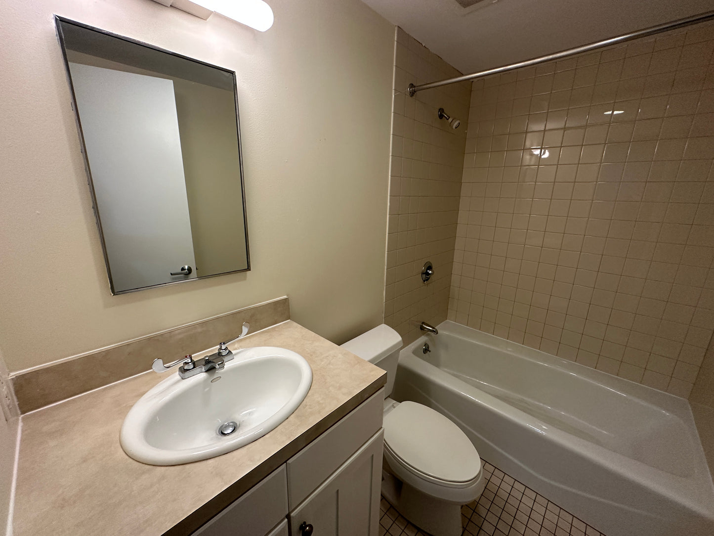 APPLICATION PENDING $2,290 / 1br - 460ft2 - ➽Tranquil Downtown 1 Bedroom Available Now! Pet-Friendly! (Theatre District)