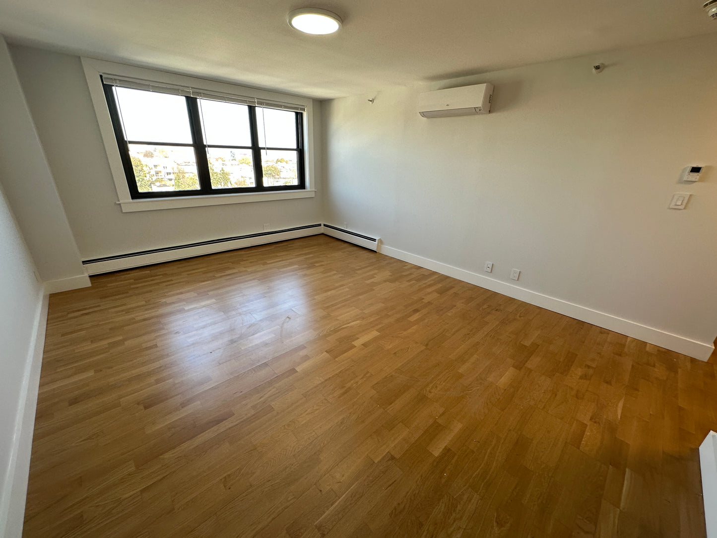 APPLICATION PENDING $2,850 / 1br - 570ft2 - ➽Airy South Boston 1 Bedroom Available August! Pet-Friendly! (South Boston)