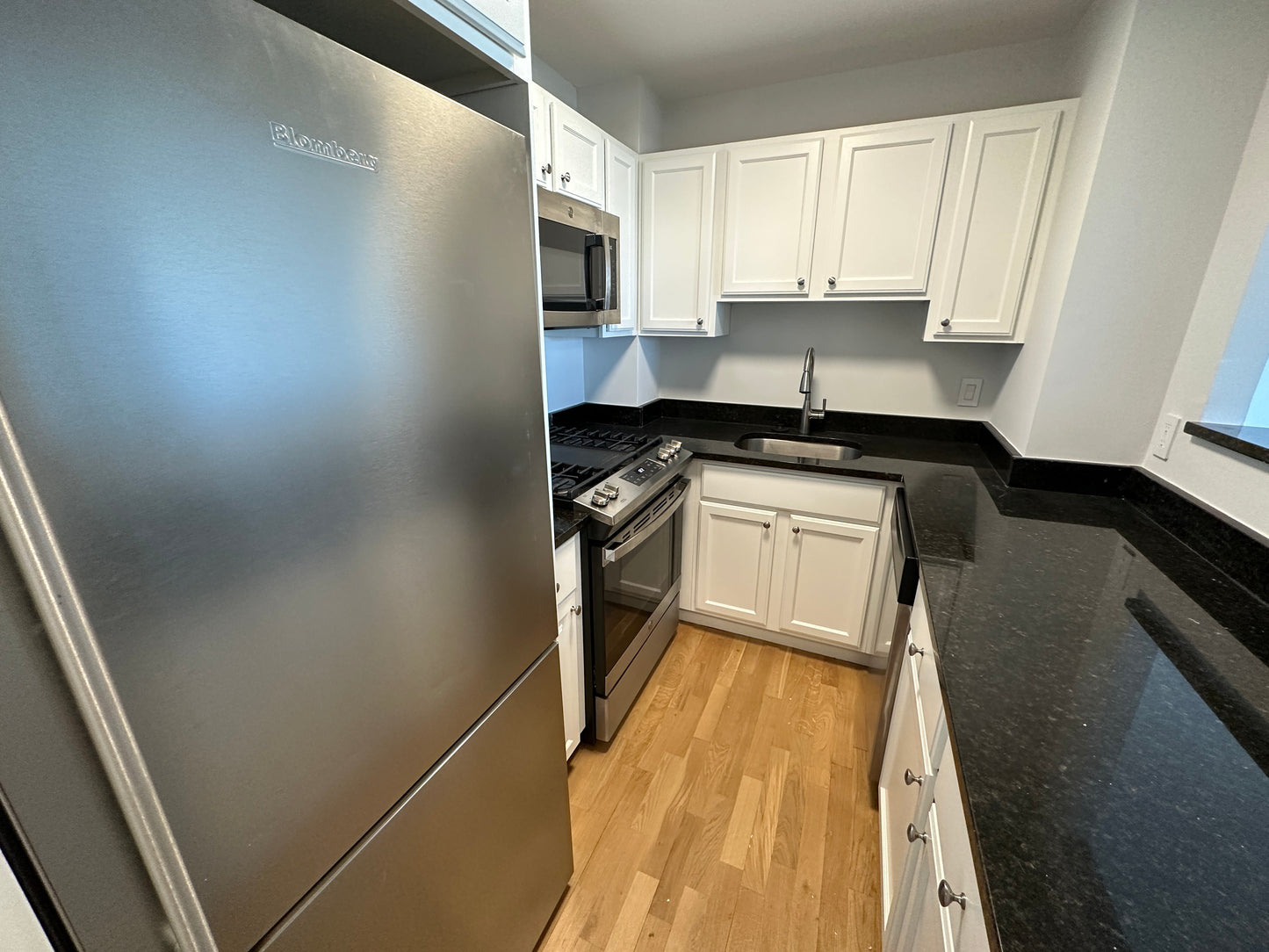 APPLICATION PENDING $2,850 / 1br - 570ft2 - ➽Airy South Boston 1 Bedroom Available August! Pet-Friendly! (South Boston)