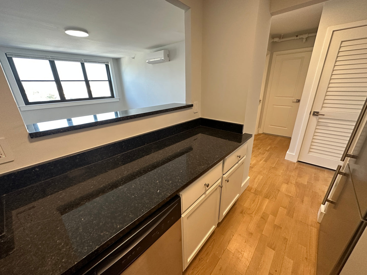 APPLICATION PENDING $2,850 / 1br - 570ft2 - ➽Airy South Boston 1 Bedroom Available August! Pet-Friendly! (South Boston)