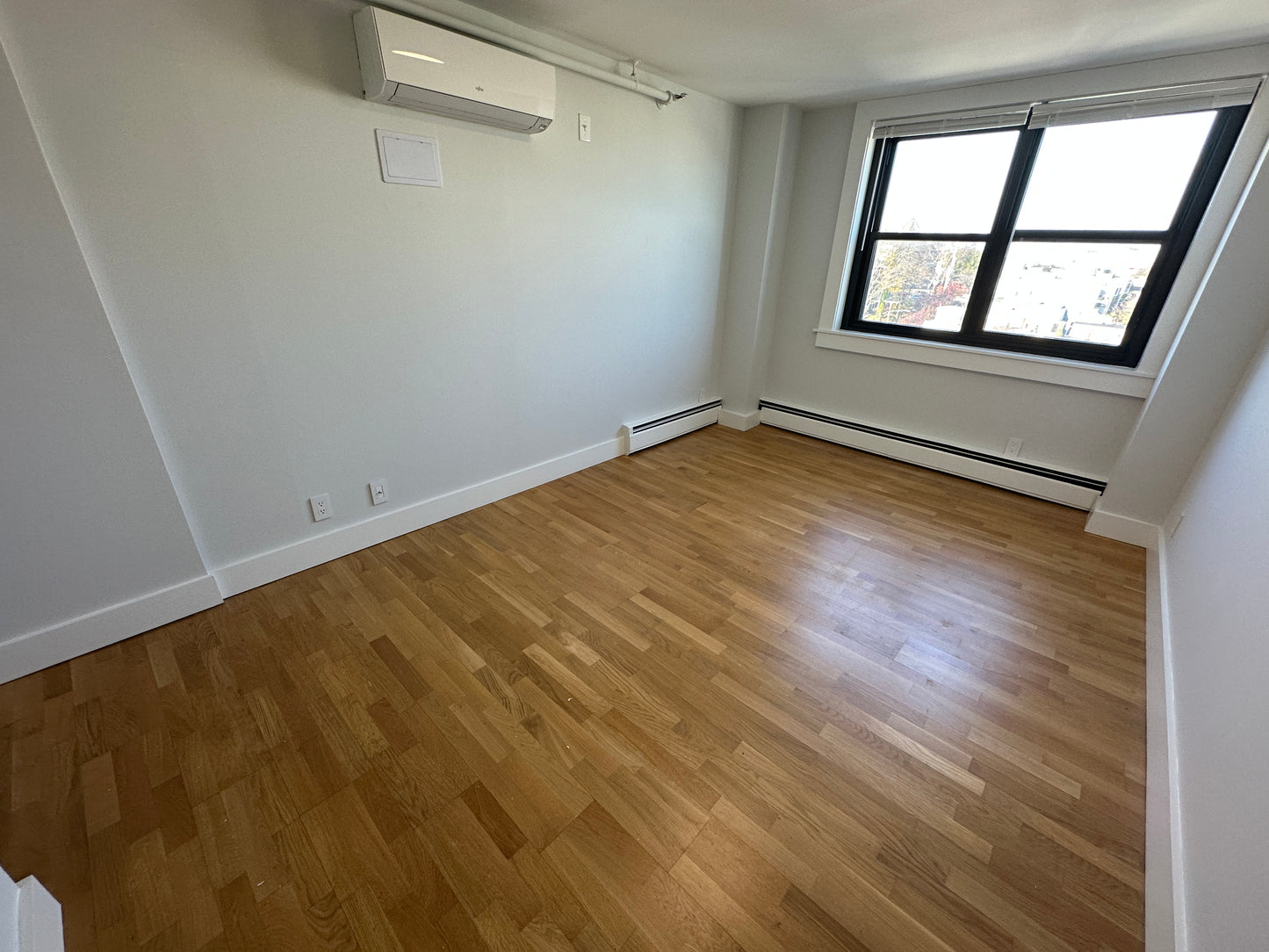 APPLICATION PENDING $2,850 / 1br - 570ft2 - ➽Airy South Boston 1 Bedroom Available August! Pet-Friendly! (South Boston)