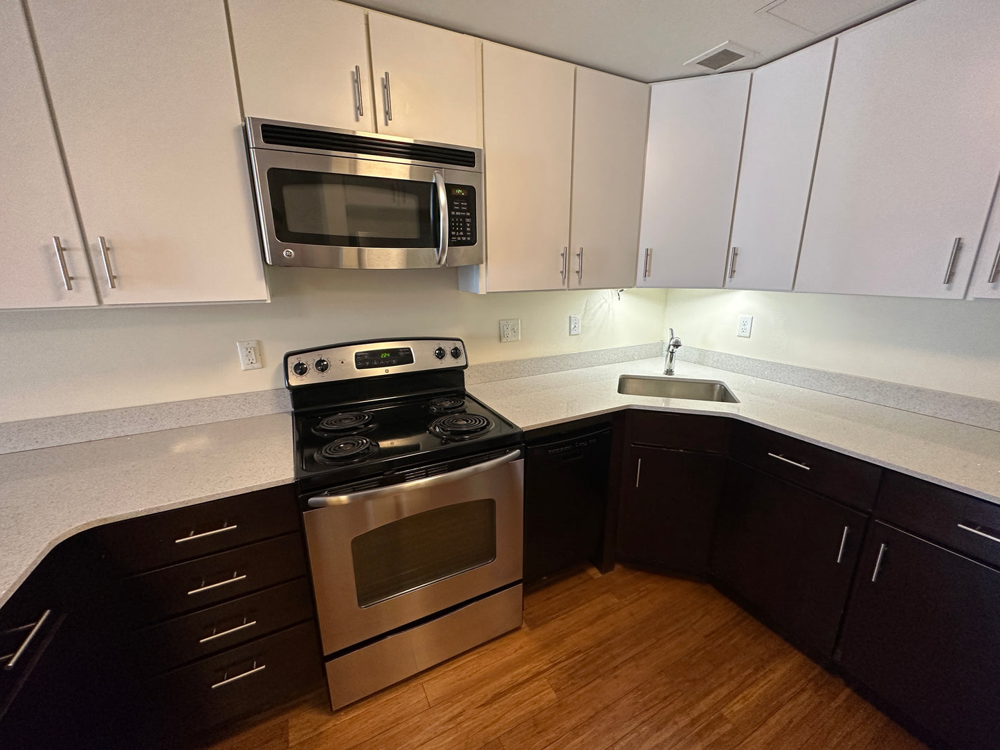 $4,125 / 2br - 596ft2 - ➽Dashing Midtown 2 Bedroom Available September! Pet-Friendly! (Midtown)