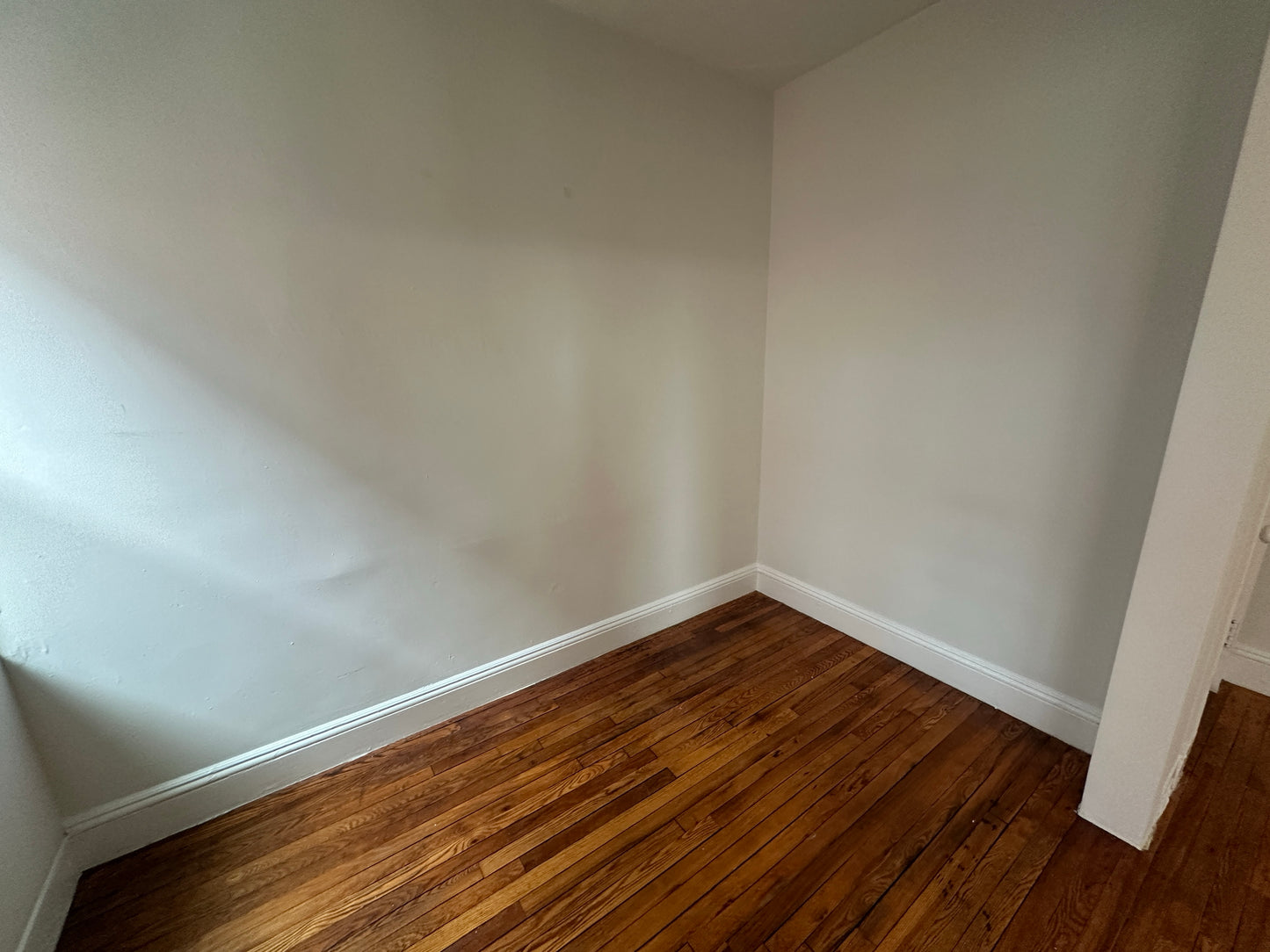 APPLICATION PENDING $2,295 / 415ft2 - ➽Beautiful Mission Hill Studio w/Alcove Available July! (Mission Hill)