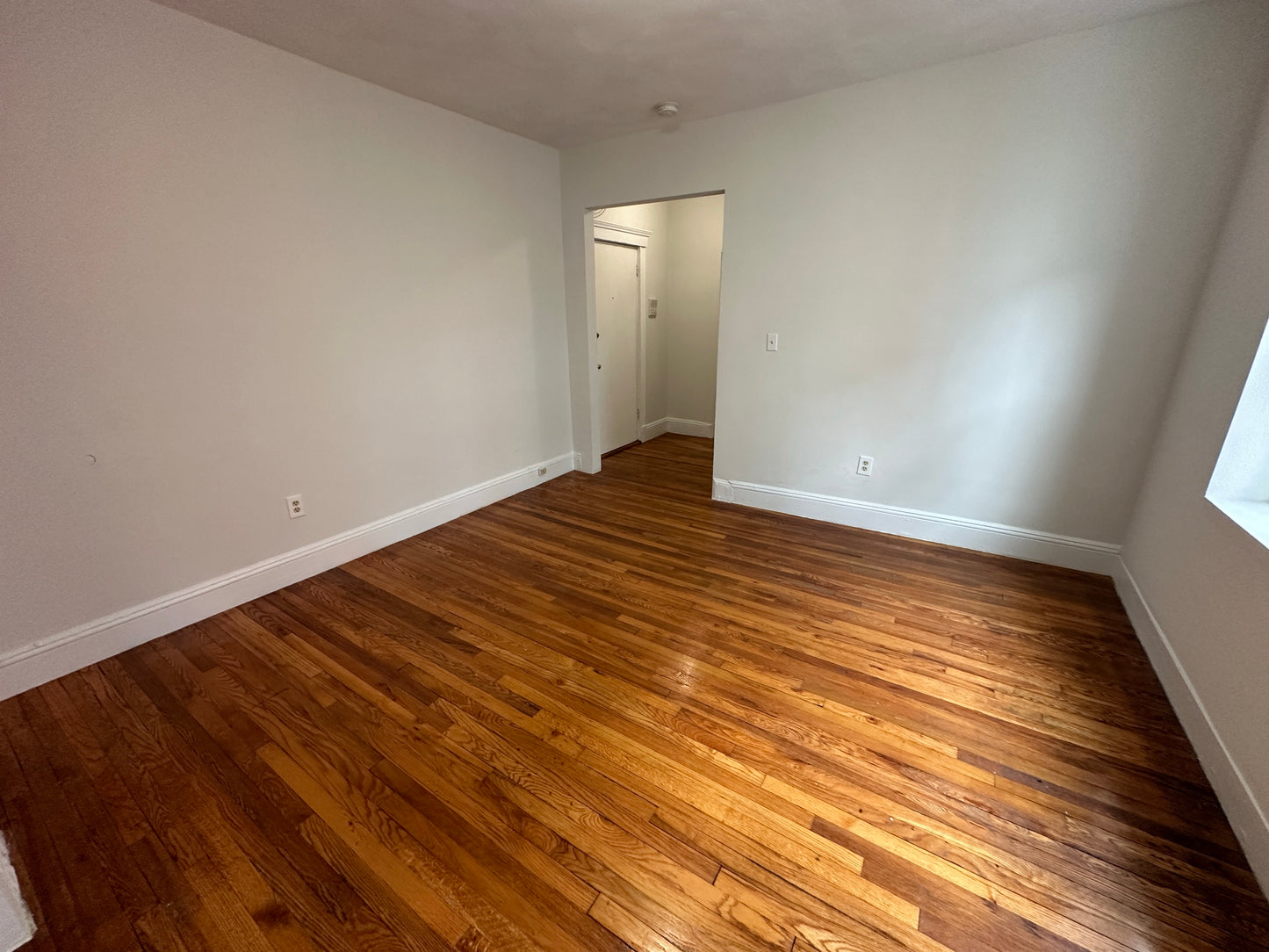 APPLICATION PENDING $2,295 / 415ft2 - ➽Beautiful Mission Hill Studio w/Alcove Available July! (Mission Hill)