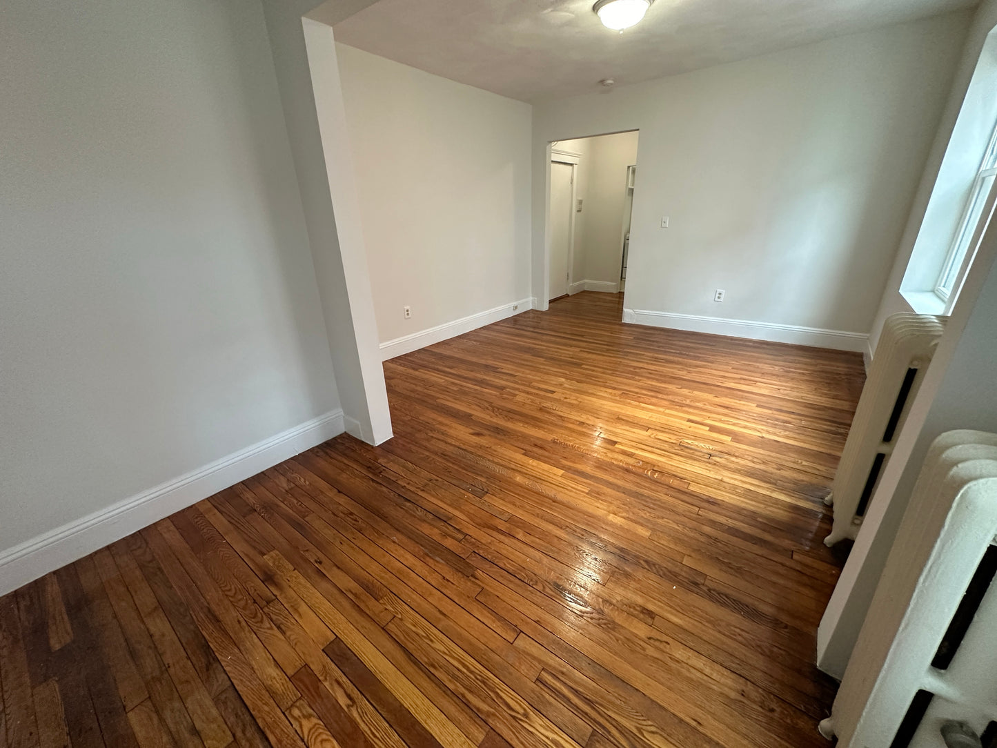 APPLICATION PENDING $2,295 / 415ft2 - ➽Beautiful Mission Hill Studio w/Alcove Available July! (Mission Hill)