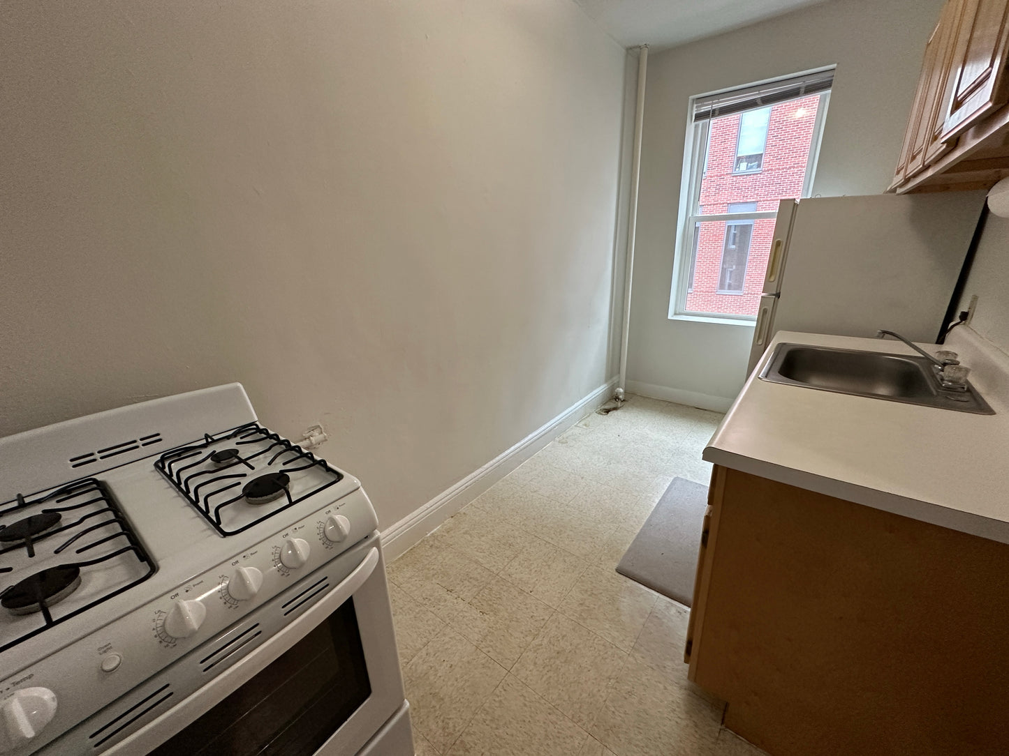 APPLICATION PENDING $2,295 / 415ft2 - ➽Beautiful Mission Hill Studio w/Alcove Available July! (Mission Hill)