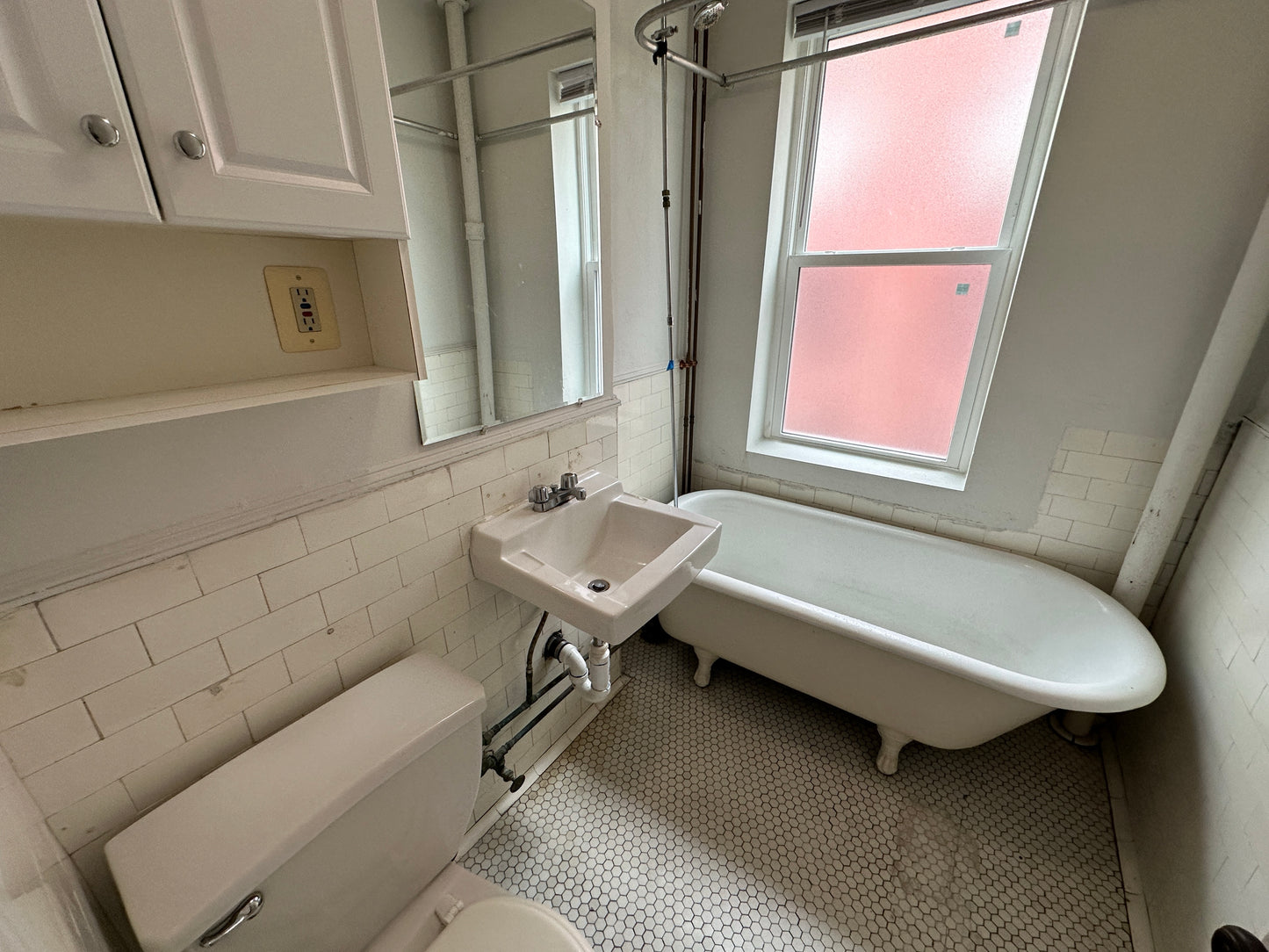 APPLICATION PENDING $2,295 / 415ft2 - ➽Beautiful Mission Hill Studio w/Alcove Available July! (Mission Hill)