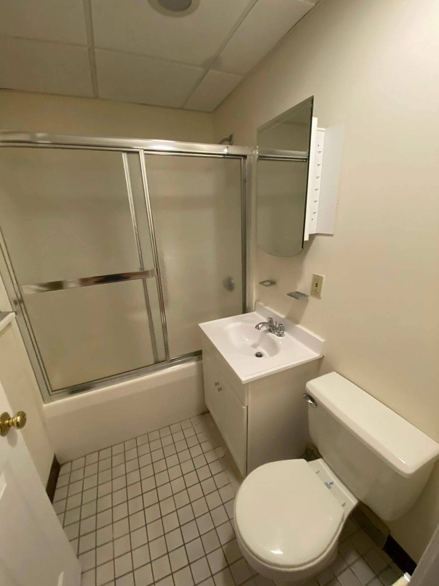 $2,700 / 347ft2 - ➽Quaint Chinatown 2 Room Studio Available April! No Fee! (Chinatown)