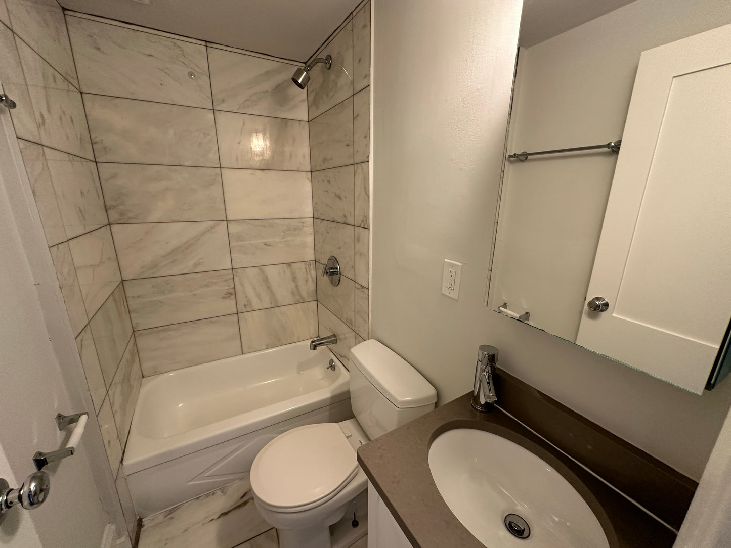 $2,525 / 1br - 344ft2 - ➽Beautiful Top Floor Back Bay 1 Bedroom Available September! No Fee! (Back Bay)