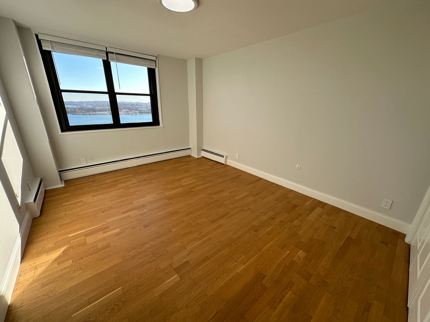 APPLICATION PENDING $2,845 / 1br - 612ft2 - ➽Charming Waterview South Boston 1 Bedroom Available Now! No Fee! (South Boston)