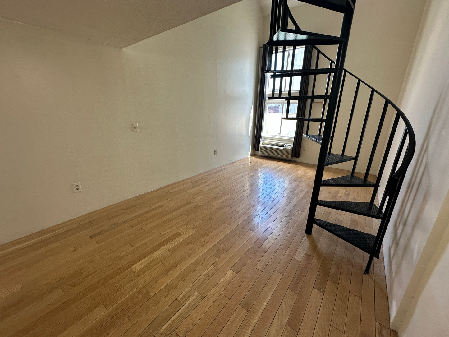 $2,350 / 496ft2 - ➽Spacious Andrew Square Studio Loft w/No Fee! Available Now! (Andrew Square)