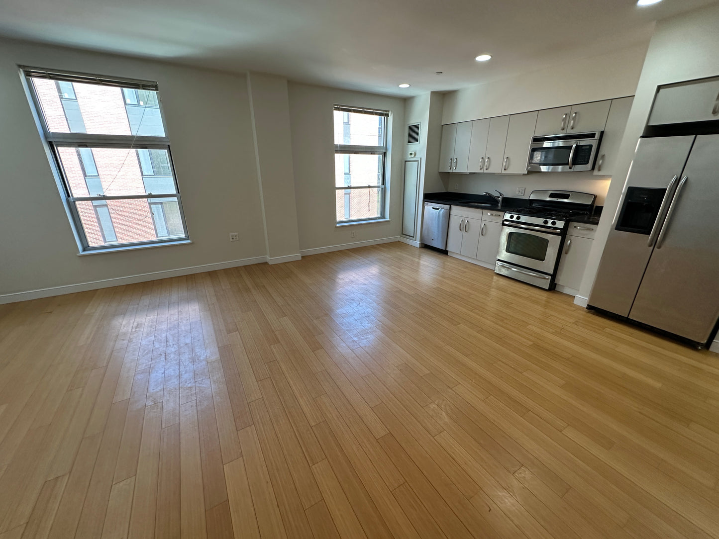 APPLICATION PENDING $3,710 / 2br - 959ft2 - ➽Lovely South End 2 Bedroom 1.5 Bathroom Available Now! Pet-Friendly! (South End)
