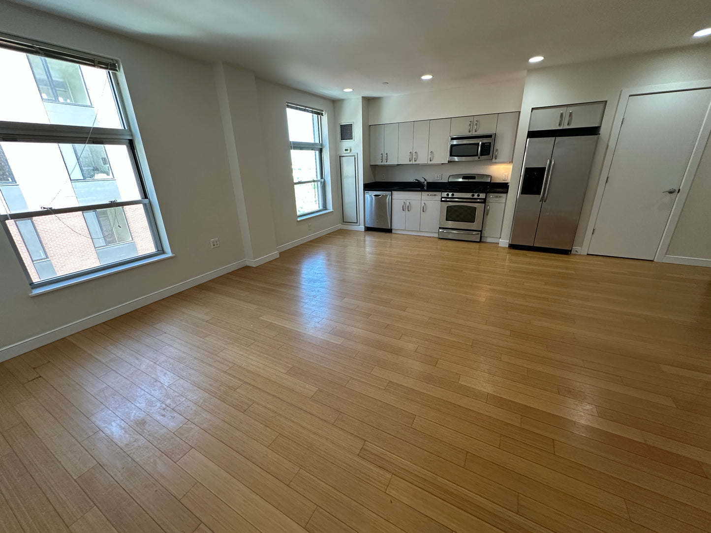 APPLICATION PENDING $3,710 / 2br - 959ft2 - ➽Lovely South End 2 Bedroom 1.5 Bathroom Available Now! Pet-Friendly! (South End)