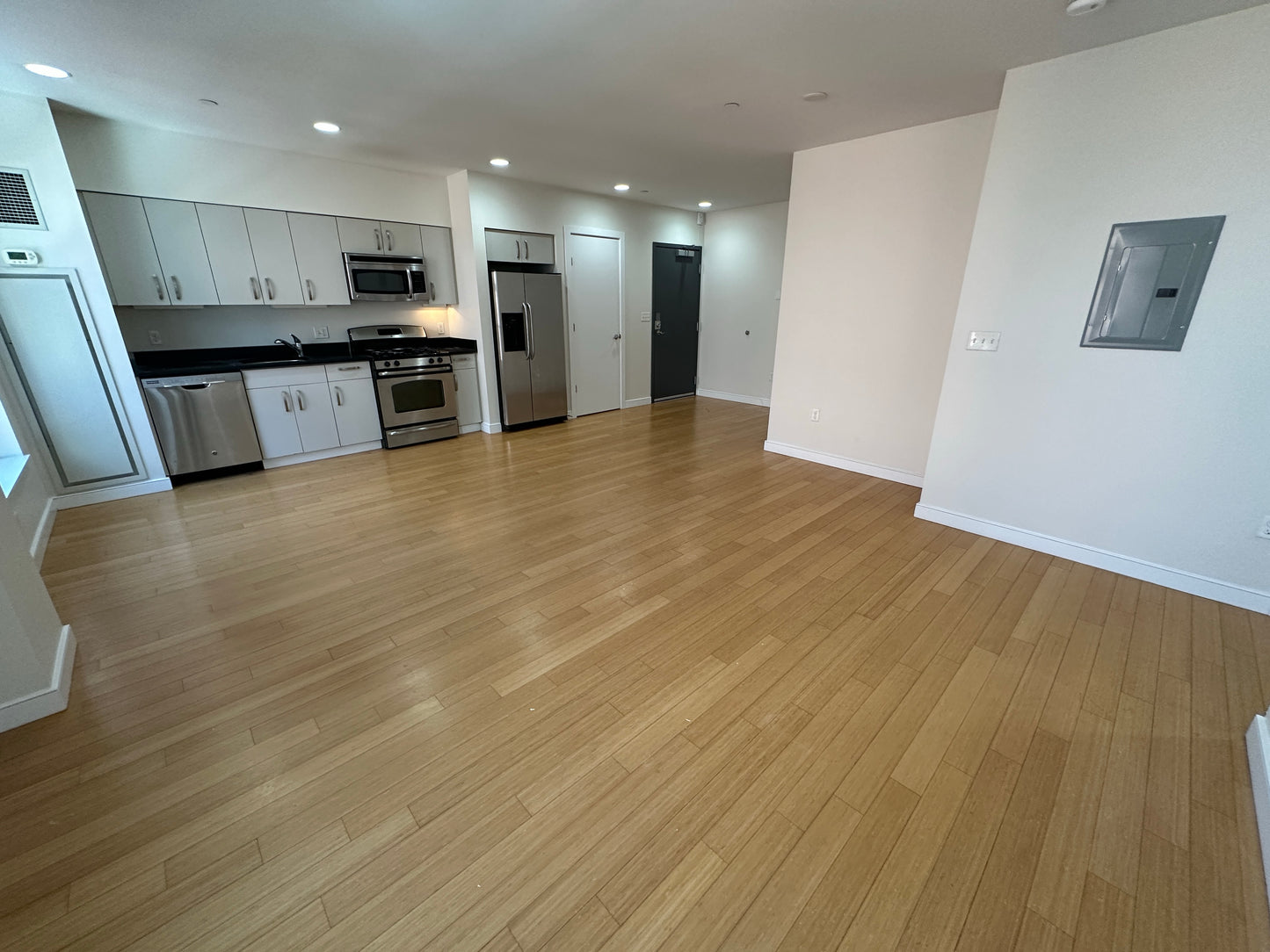 APPLICATION PENDING $3,710 / 2br - 959ft2 - ➽Lovely South End 2 Bedroom 1.5 Bathroom Available Now! Pet-Friendly! (South End)