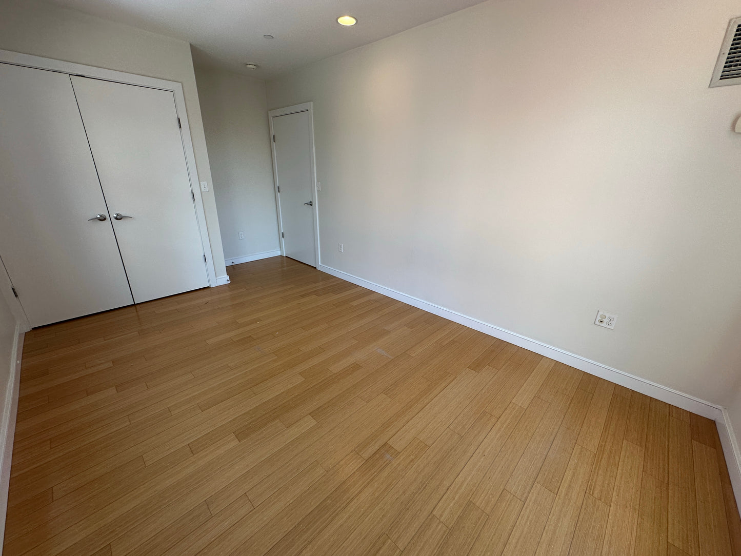 APPLICATION PENDING $3,710 / 2br - 959ft2 - ➽Lovely South End 2 Bedroom 1.5 Bathroom Available Now! Pet-Friendly! (South End)