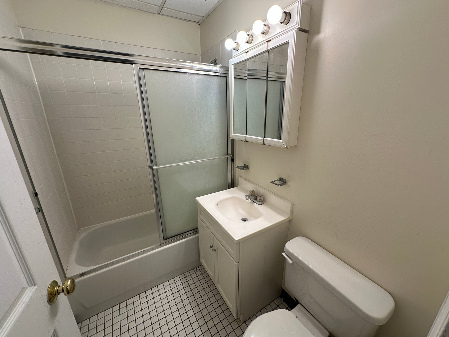 APPLICATION PENDING $2,200 / 347ft2 - ➽Charming Chinatown 2 Room Studio Available Now! No Fee! (Chinatown)