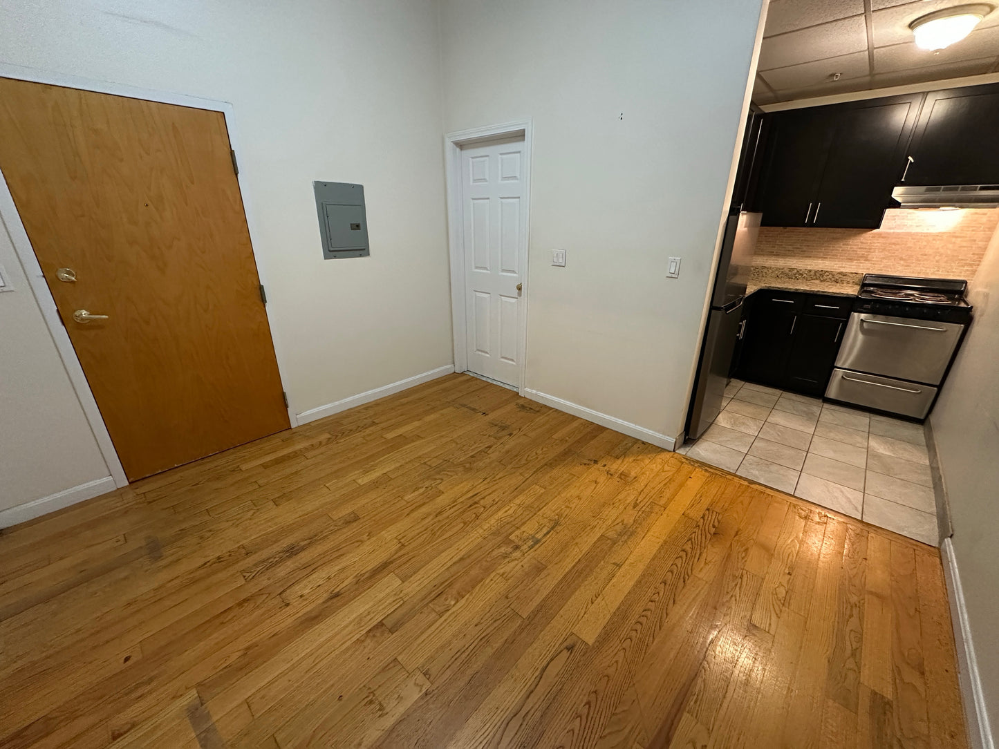 APPLICATION PENDING $2,200 / 347ft2 - ➽Charming Chinatown 2 Room Studio Available Now! No Fee! (Chinatown)