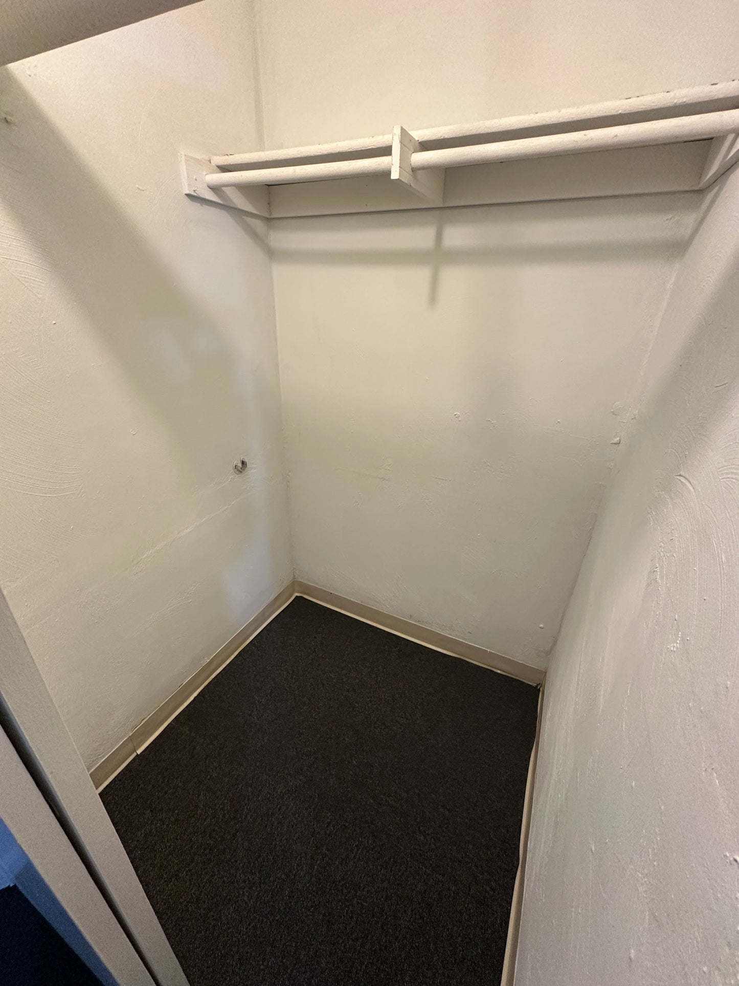 APPLICATION PENDING $1,650 / 371ft2 - ➽Cozy Mission Hill Basement Studio Available Now! No Fee! (Mission Hill)