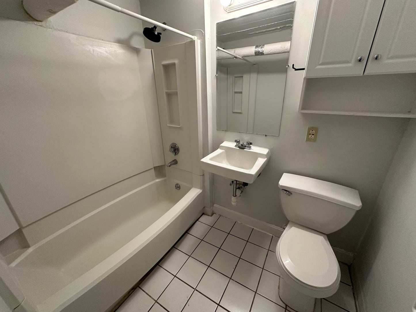 APPLICATION PENDING $1,650 / 371ft2 - ➽Cozy Mission Hill Basement Studio Available Now! No Fee! (Mission Hill)