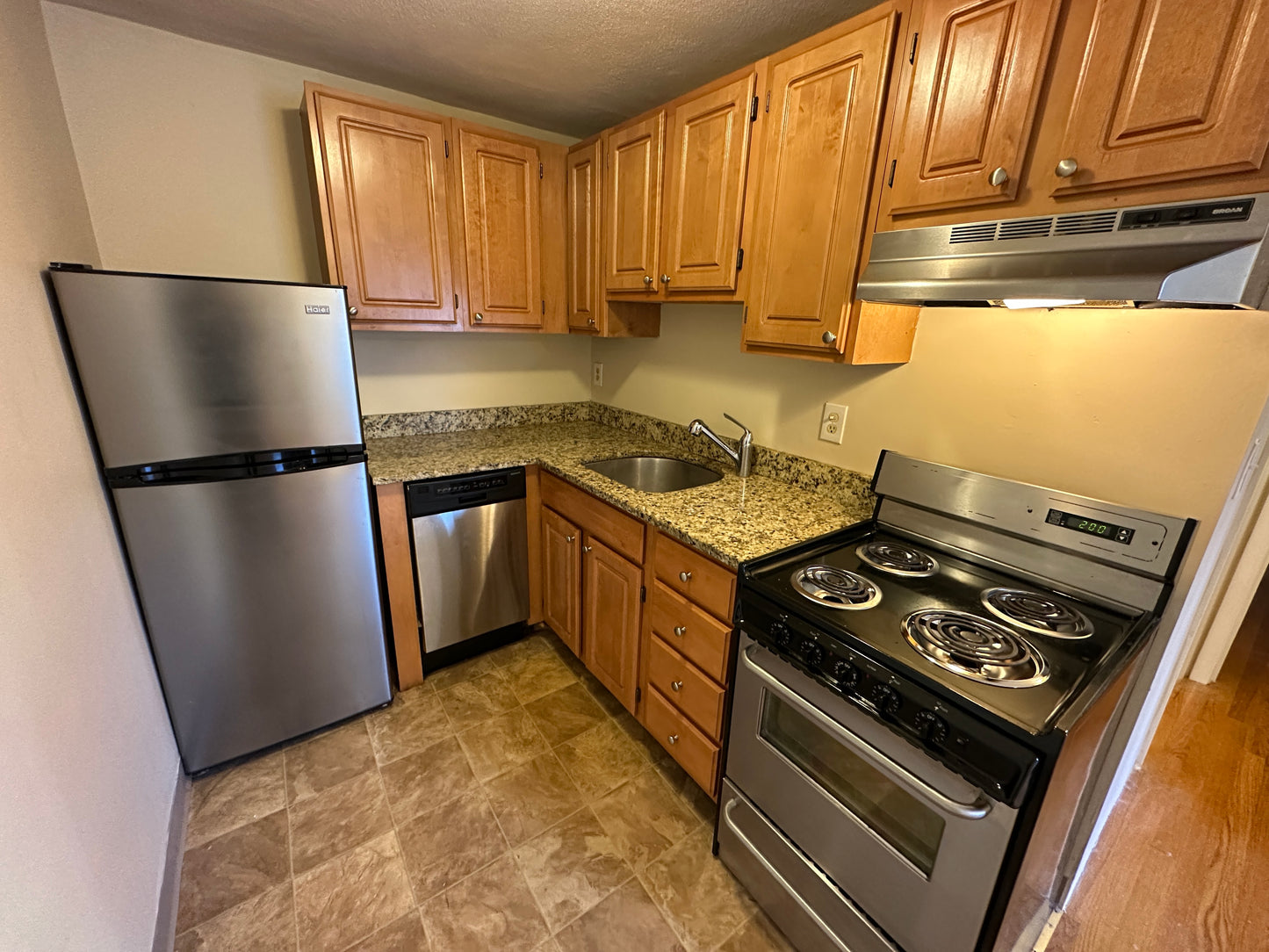 $2,350 / 1br - 488ft2 - ➽Alluring Andrew Square 1 Bedroom w/No Fee! Available September! (Andrew Square)