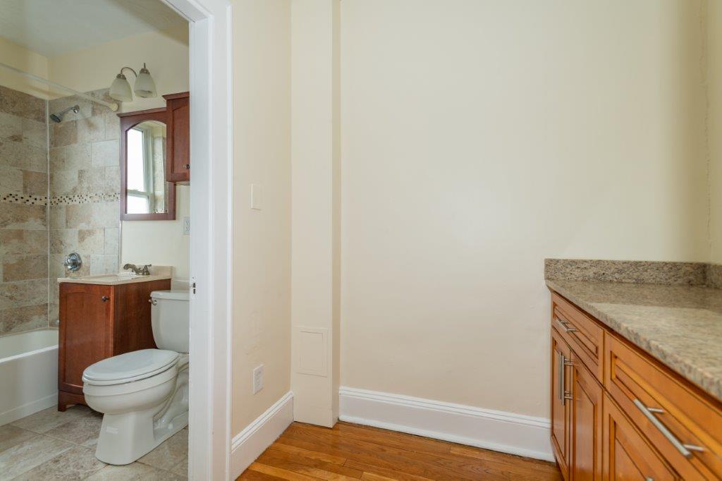 APPLICATION PENDING $2,250 / 405ft2 - ➽Comfy Top Floor Somerville Studio Available September! (Winter Hill)