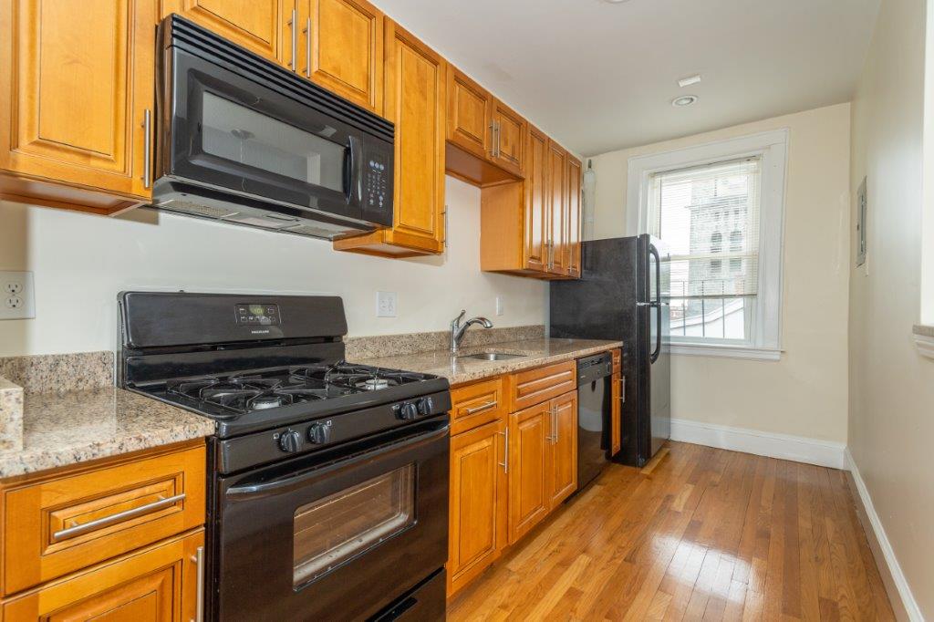APPLICATION PENDING $2,250 / 405ft2 - ➽Comfy Top Floor Somerville Studio Available September! (Winter Hill)