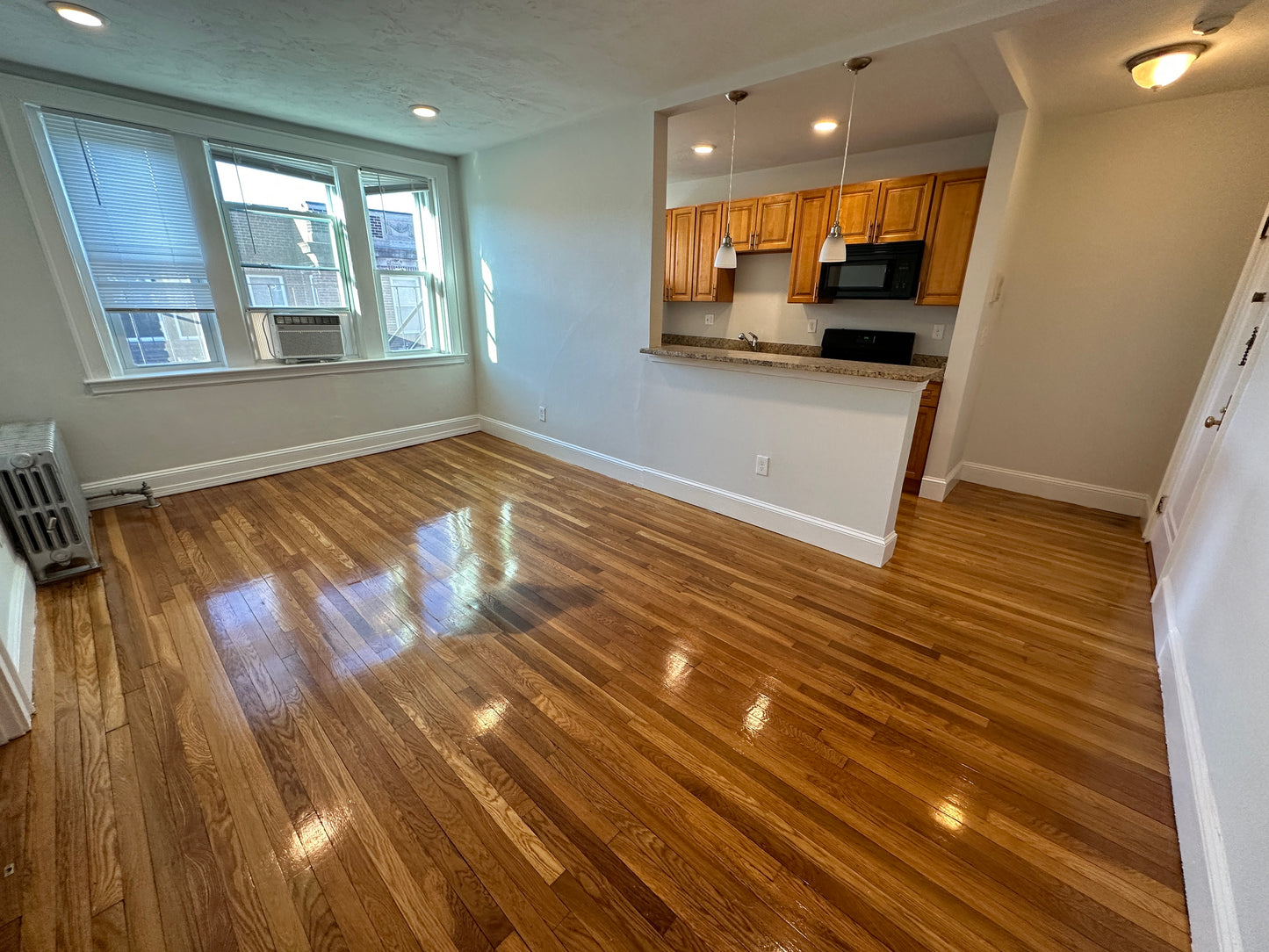 TEMPORARILY OFF MARKET $2,300 / 405ft2 - ➽Bright Top Floor Somerville Studio Available Now! (Winter Hill)