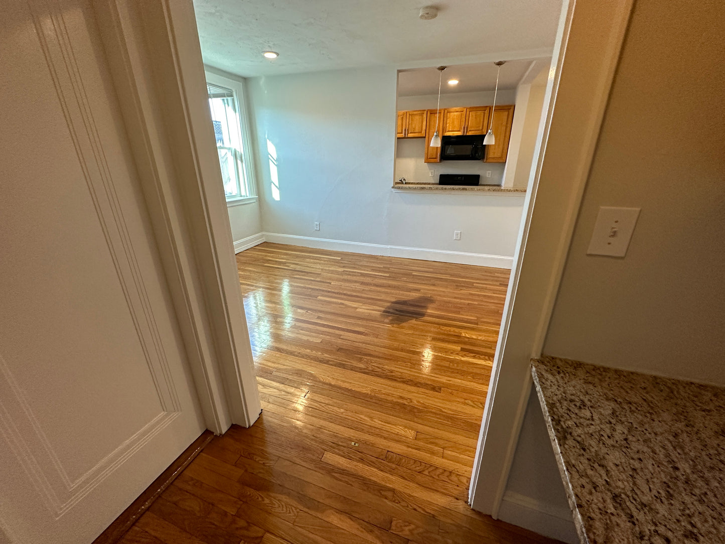 TEMPORARILY OFF MARKET $2,300 / 405ft2 - ➽Bright Top Floor Somerville Studio Available Now! (Winter Hill)