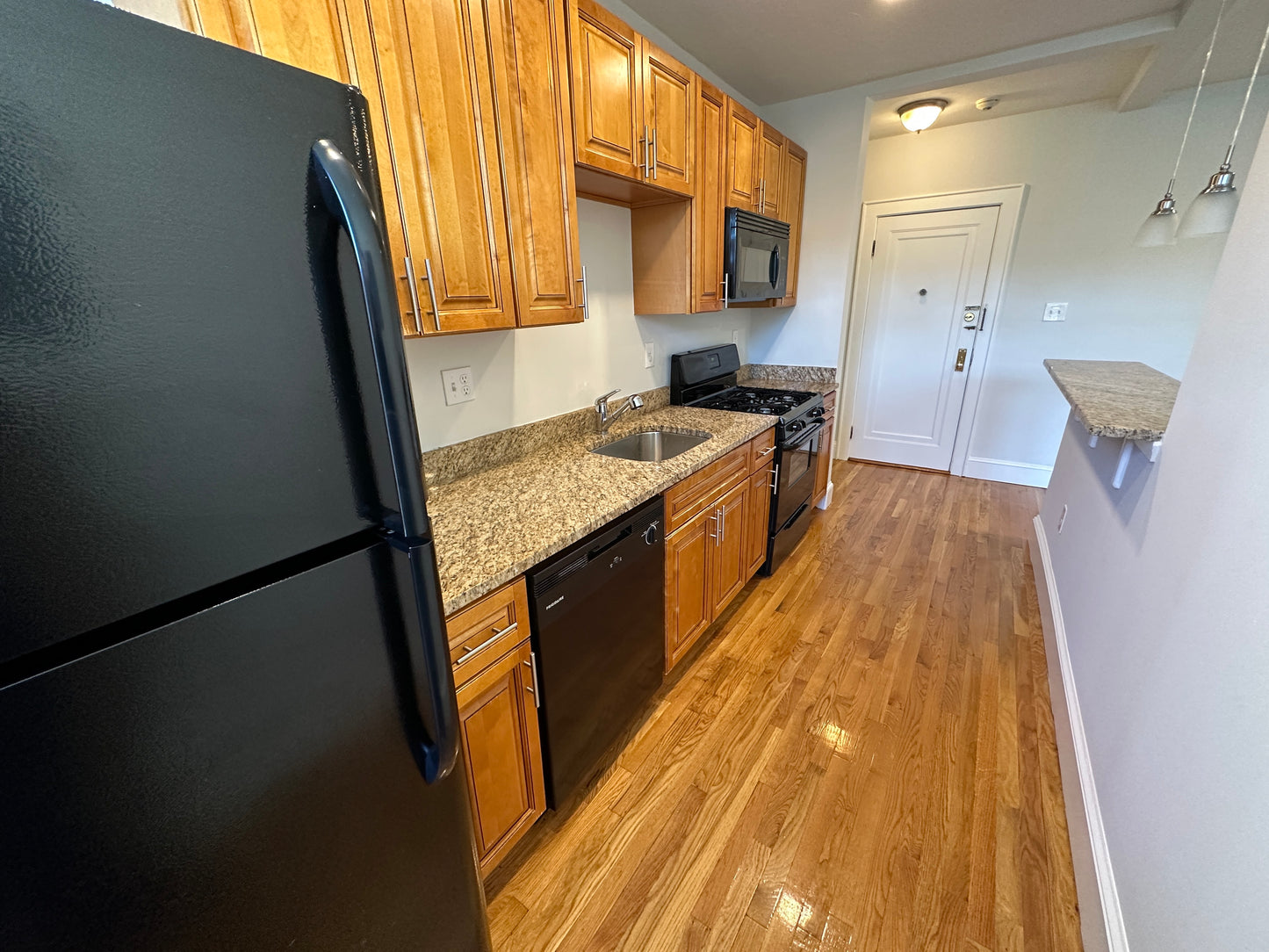 TEMPORARILY OFF MARKET $2,300 / 405ft2 - ➽Bright Top Floor Somerville Studio Available Now! (Winter Hill)